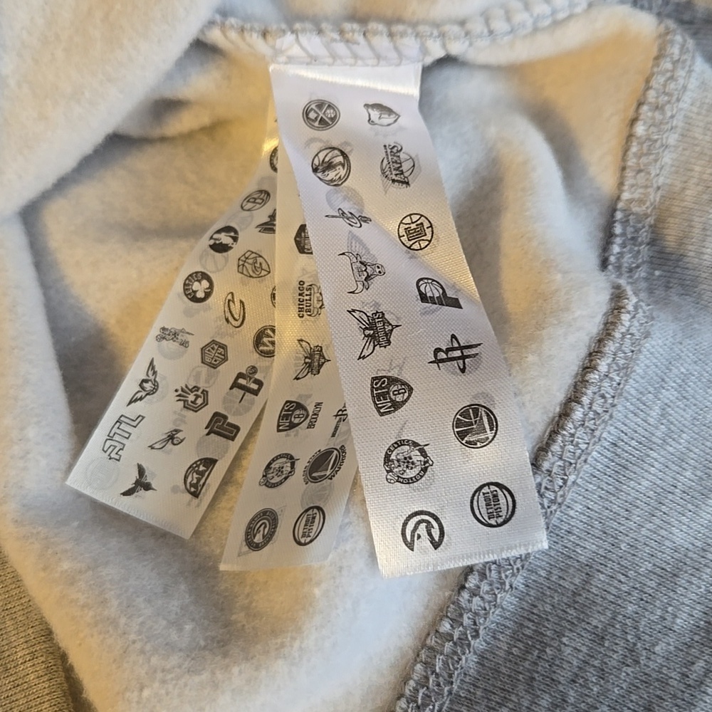 NWT Toronto Raptors Hoodie With Kangaroo Pocket Size Medium - Picture 8 of 13